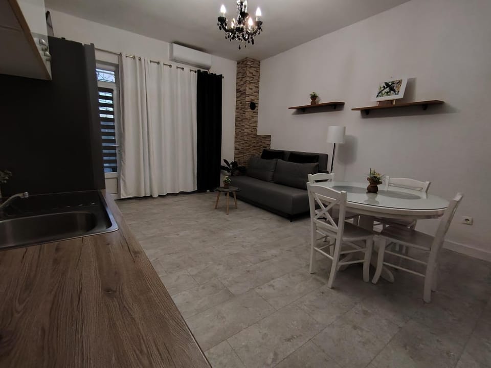 Kitchen or kitchenette, Living room, Seating area, Dining area
