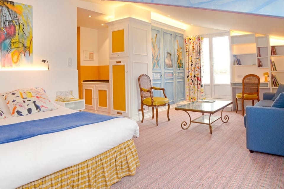 Bed, Kitchen or kitchenette, Living room, Photo of the whole room, Seating area, Dining area, Bedroom, wardrobe