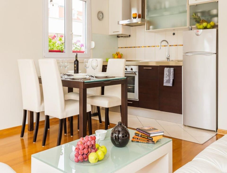Kitchen or kitchenette, Dining area