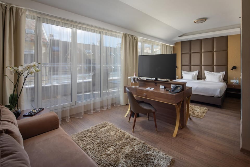 Bed, TV and multimedia, Balcony/Terrace, Living room, Seating area, Bedroom
