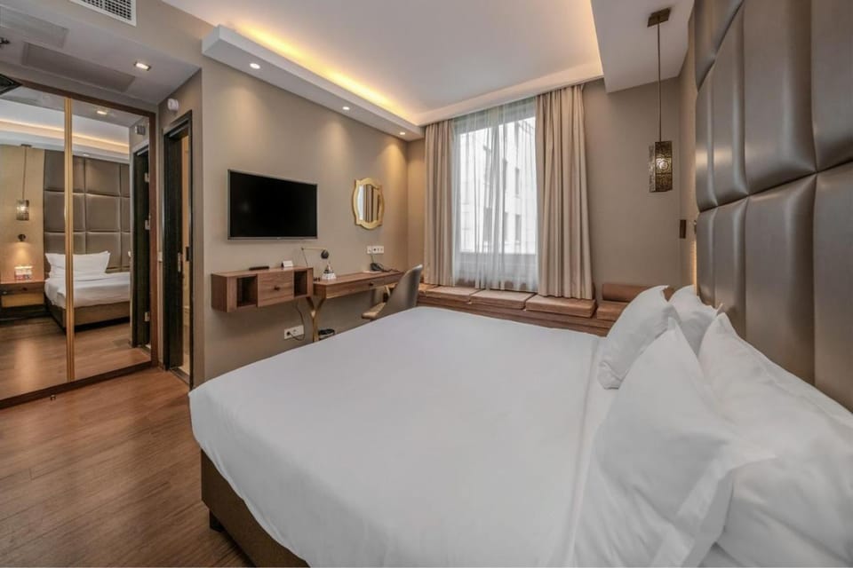 Bed, TV and multimedia, Bedroom