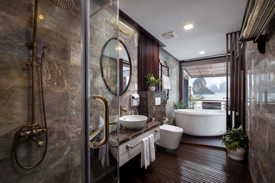 Bathroom, Sea view