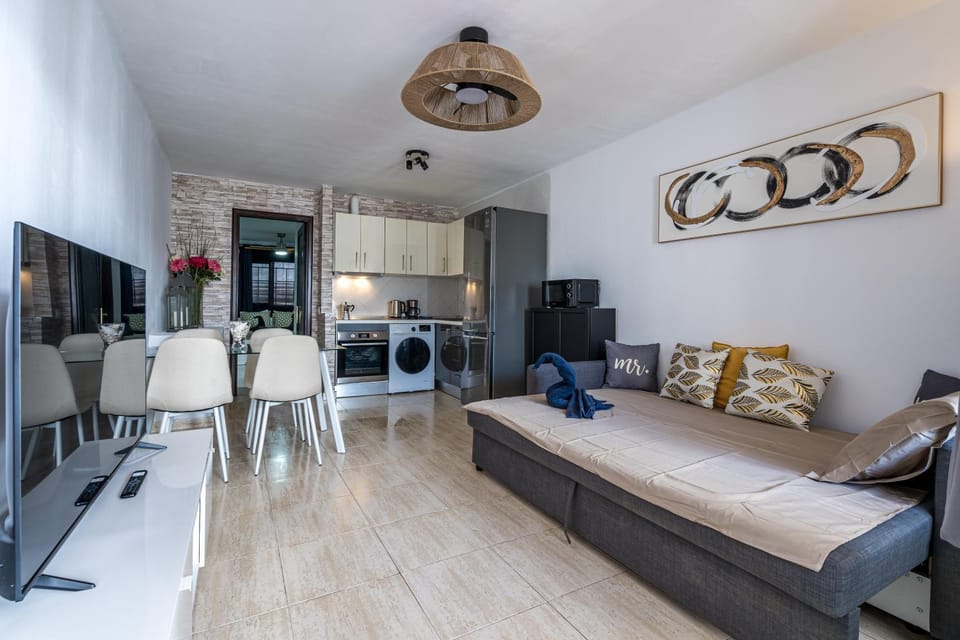 Bed, TV and multimedia, Seating area, Dining area