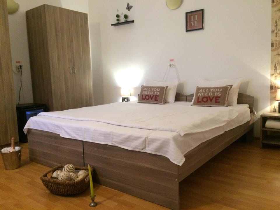 Bed, Property logo or sign, Other, Photo of the whole room, Decorative detail