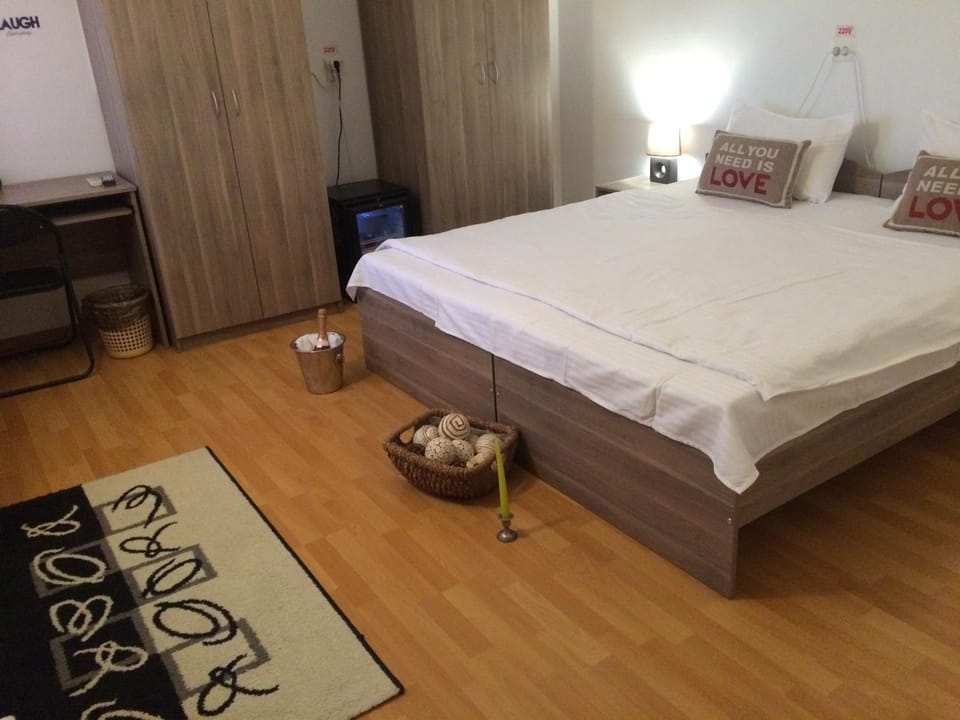 Bed, Property logo or sign, Other, Photo of the whole room, Decorative detail, Bedroom