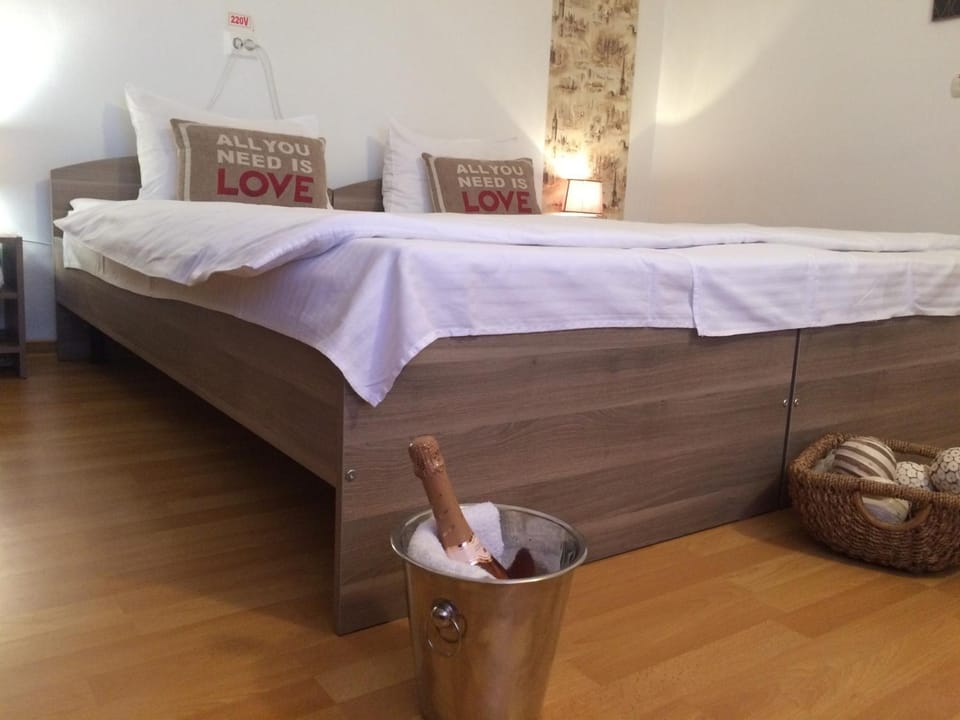 Bed, Other, Photo of the whole room, Decorative detail, Bedroom