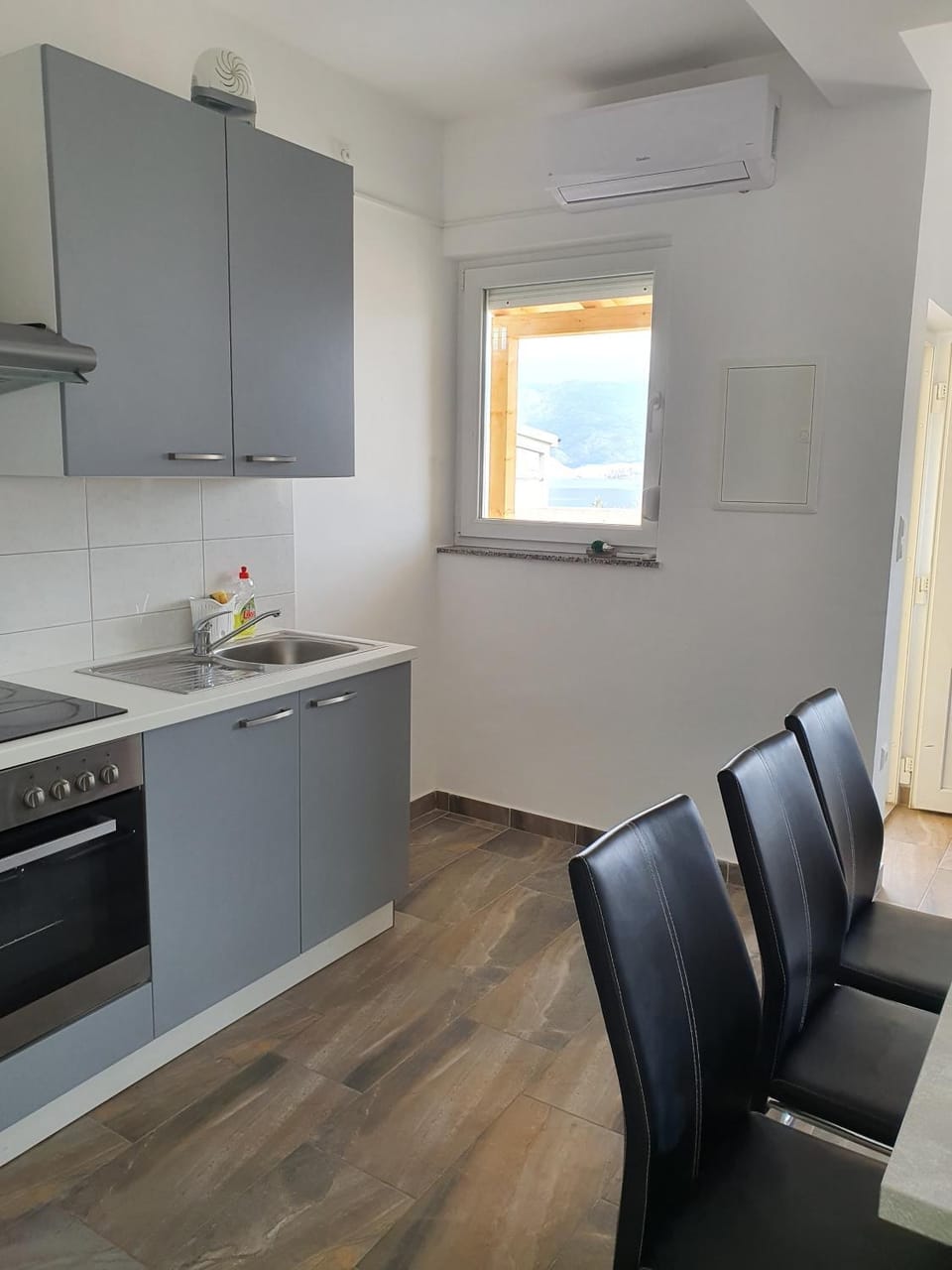 Kitchen or kitchenette, Seating area, Dining area