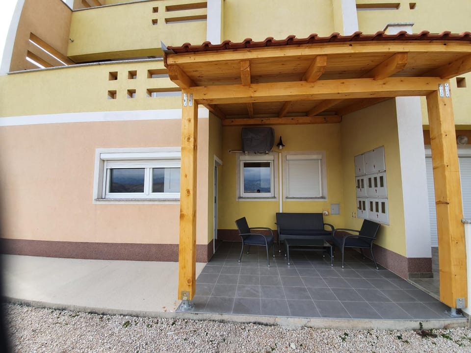 Patio, Facade/entrance