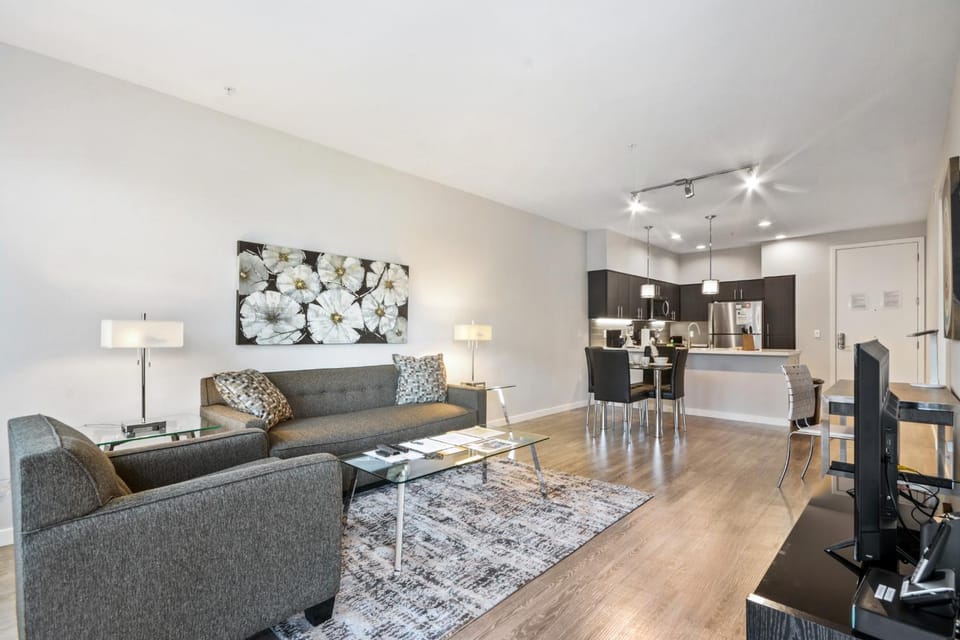 TV and multimedia, Kitchen or kitchenette, Living room, Seating area, Dining area