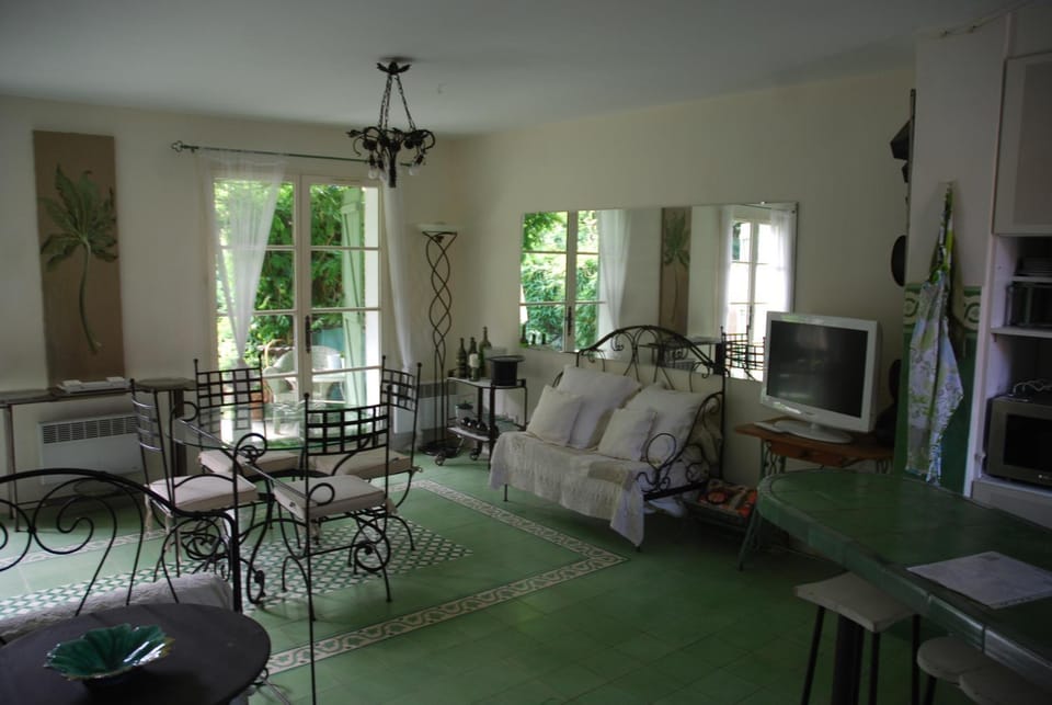 TV and multimedia, Seating area, Dining area