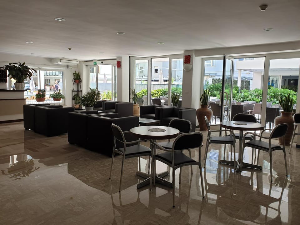 Restaurant/places to eat, Living room