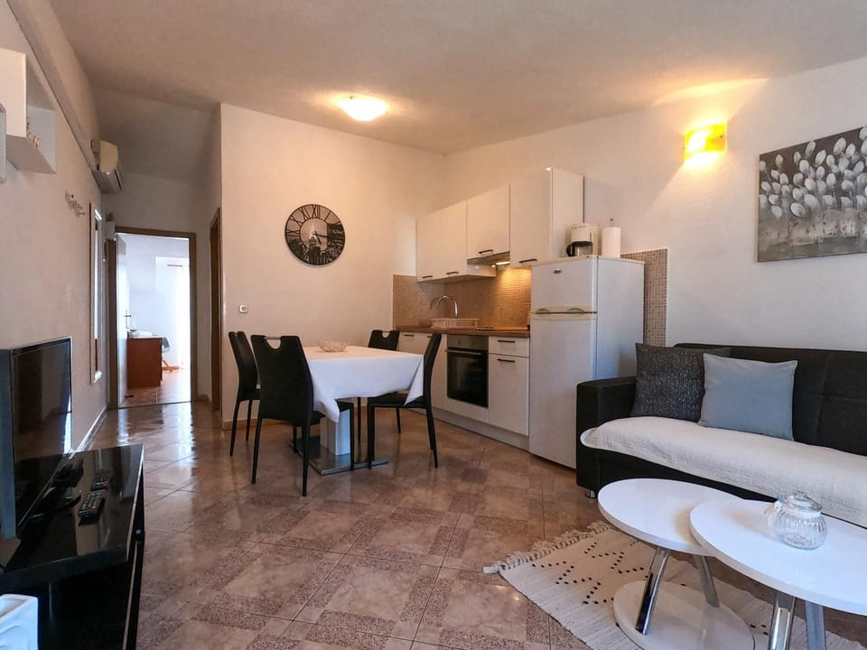 TV and multimedia, Kitchen or kitchenette, Living room, Seating area, Dining area, pet friendly, stove