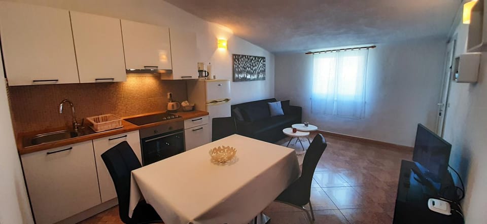 Kitchen or kitchenette, Living room, Seating area, Dining area, pet friendly, stove