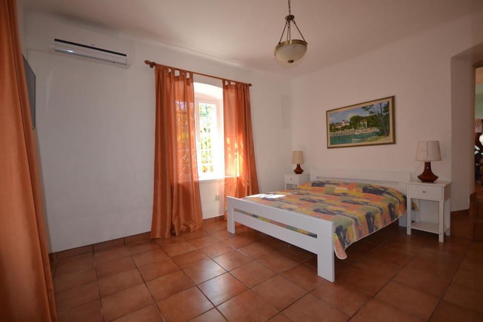 Bed, TV and multimedia, Bedroom