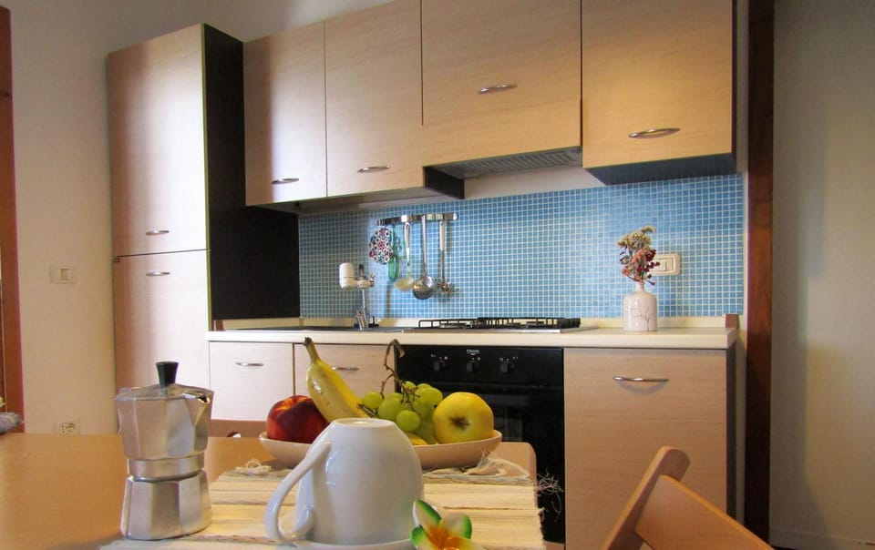 Coffee/tea facilities, Kitchen or kitchenette, Dining area