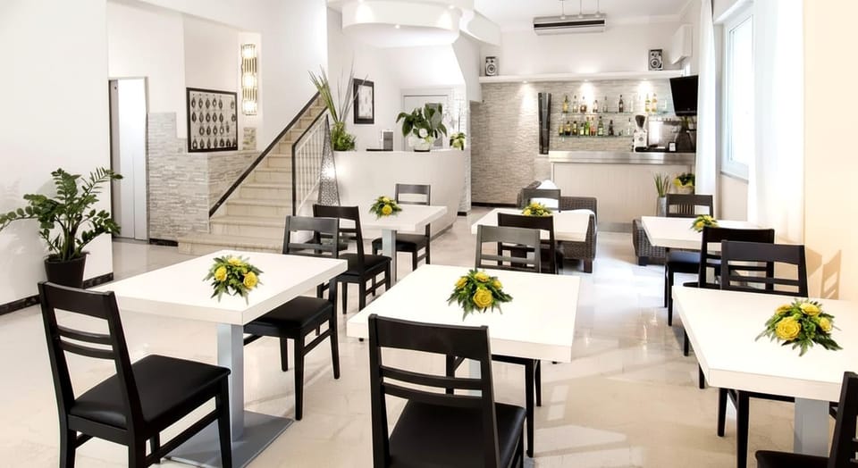 Lounge or bar, Breakfast