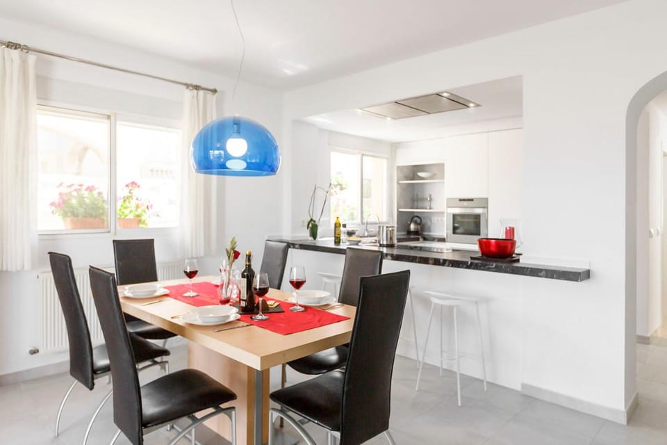 Coffee/tea facilities, Kitchen or kitchenette, Living room, Food and drinks, Seating area, Dining area