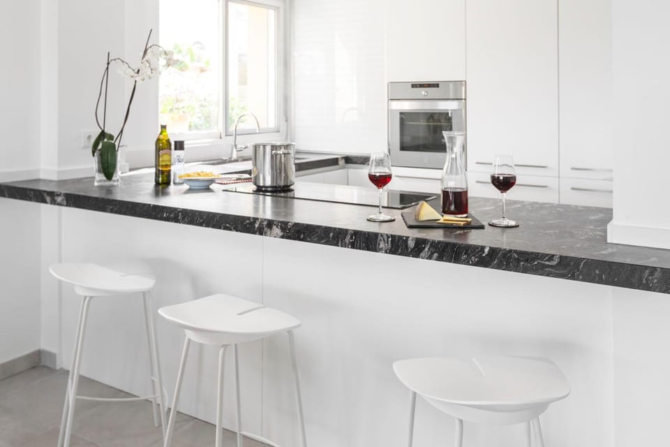 Kitchen or kitchenette, Dining area, Food, Drinks, oven