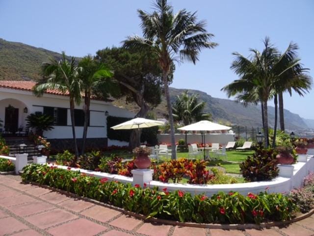 Property building, Day, Garden, Garden view
