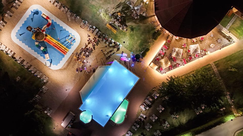 Restaurant/places to eat, Swimming pool