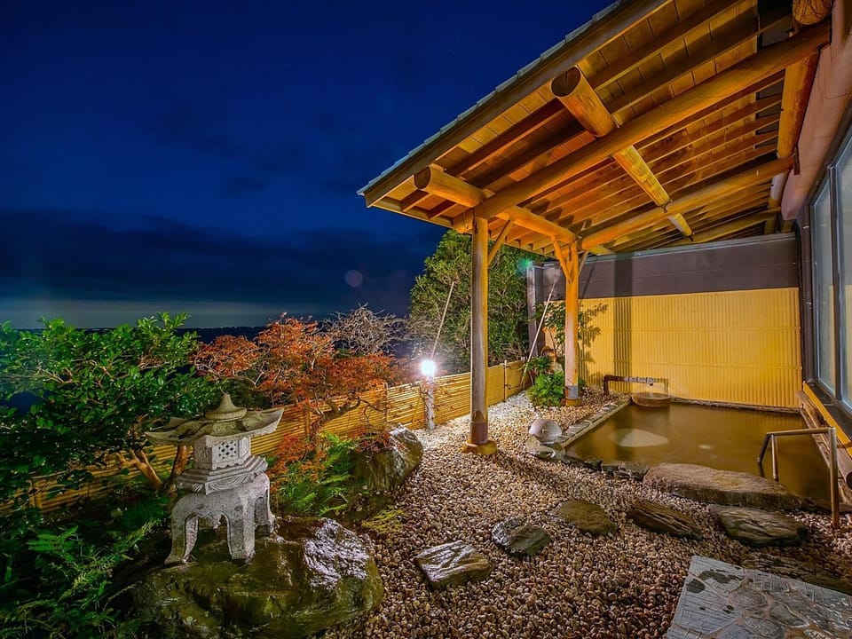 絶景海風癒し庵 新八屋 Ryokan in Tokyo Prefecture