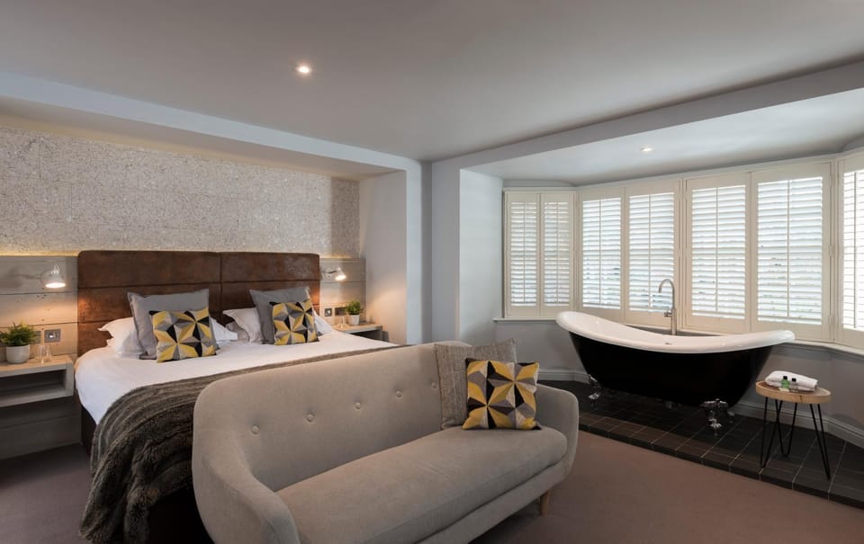 Photo of the whole room, Decorative detail