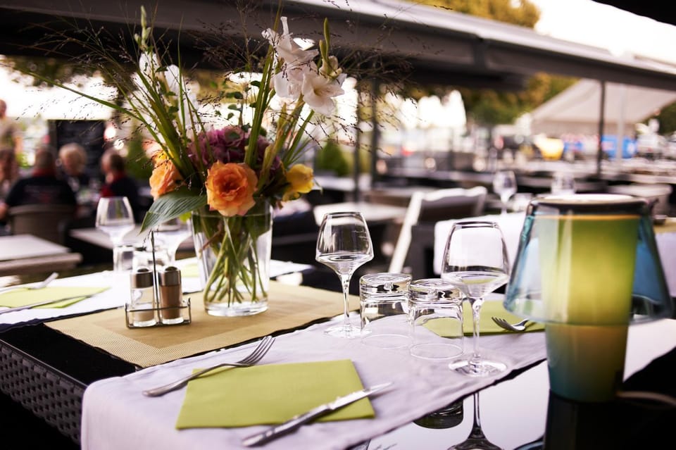 Restaurant/places to eat, Balcony/Terrace