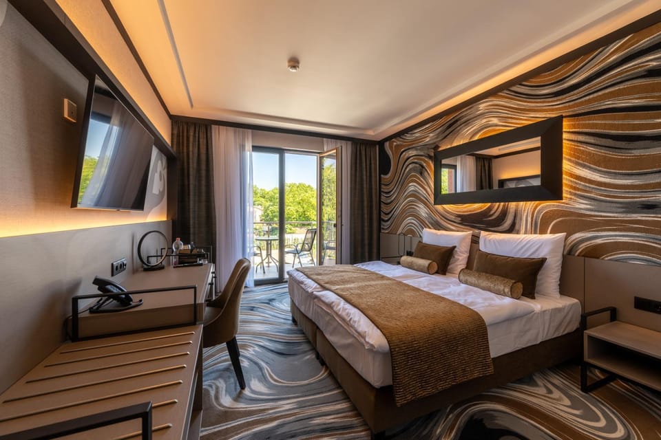 Bed, Photo of the whole room, Seating area, Bedroom