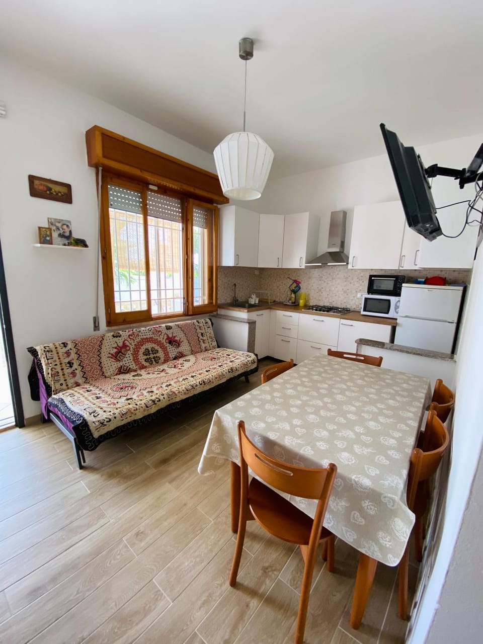 TV and multimedia, Kitchen or kitchenette, Living room, Photo of the whole room, Seating area, Dining area, stove
