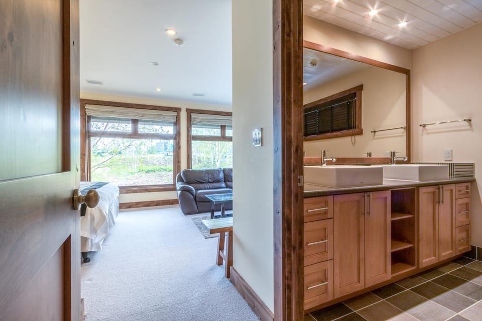 Bathroom, Bedroom, Mountain view