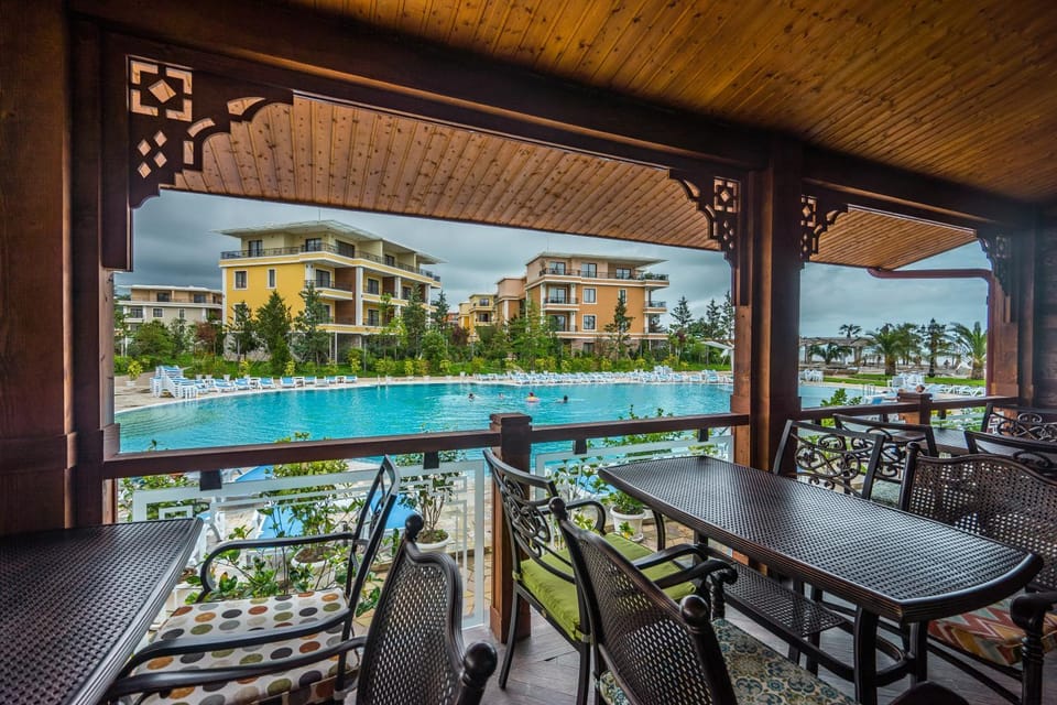 Restaurant/places to eat, Beach, Swimming pool, Meals, Lunch, Dinner, Alcoholic drinks, Non alcoholic drinks