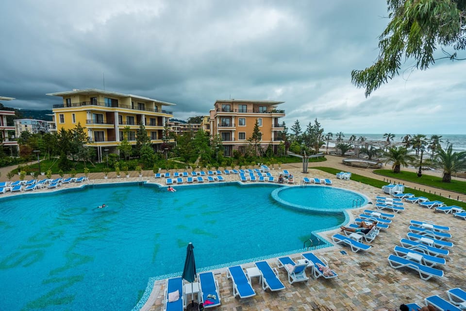 Restaurant/places to eat, Beach, Swimming pool