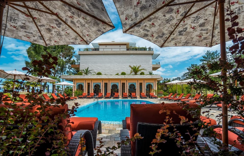 Restaurant/places to eat, Garden, Beach, Swimming pool
