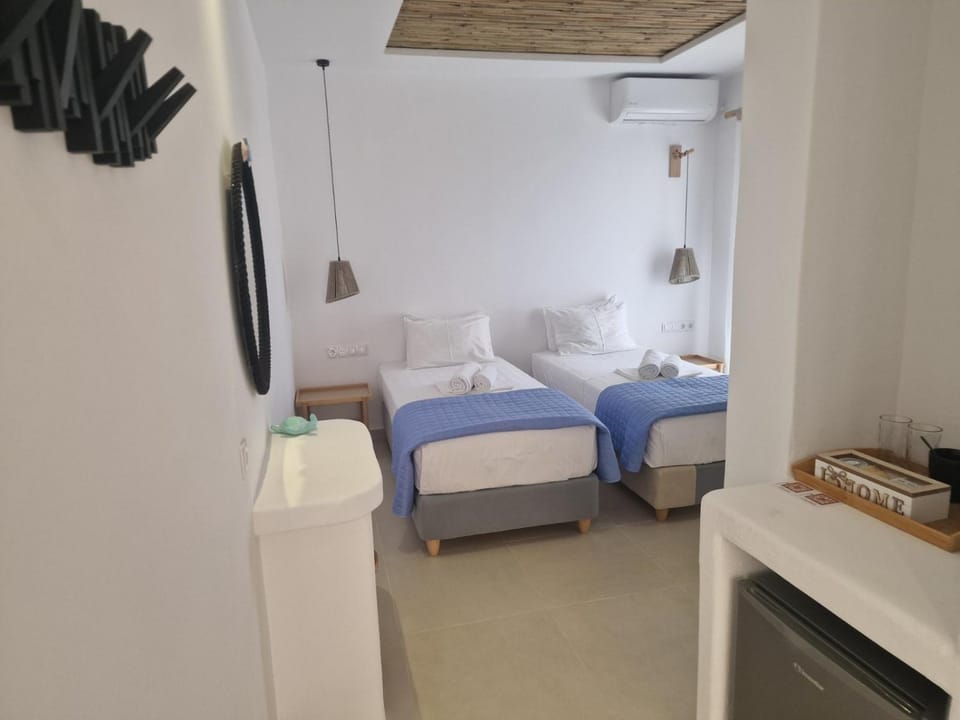 Bed, Photo of the whole room, Bedroom, minibar