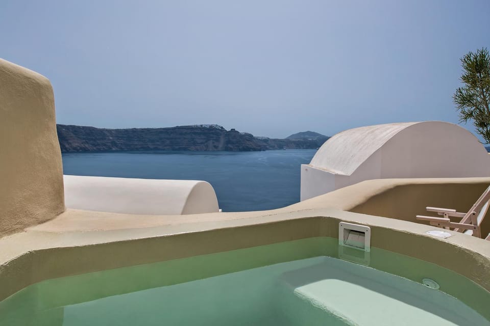 Cosmoia Cave House Apartment in Oia