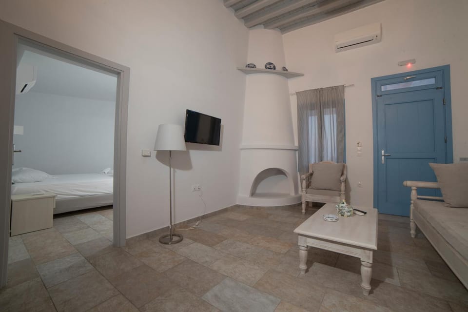 TV and multimedia, Living room, Seating area, Dining area, Bedroom