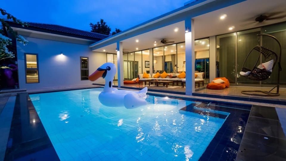 Property building, Balcony/Terrace, Pool view