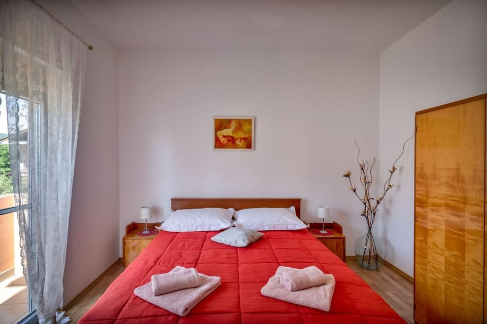 Photo of the whole room, Bedroom