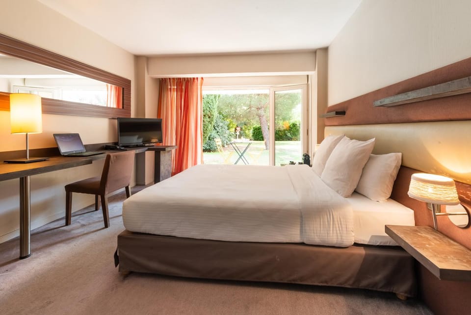 Bed, Photo of the whole room, Bedroom, Garden view