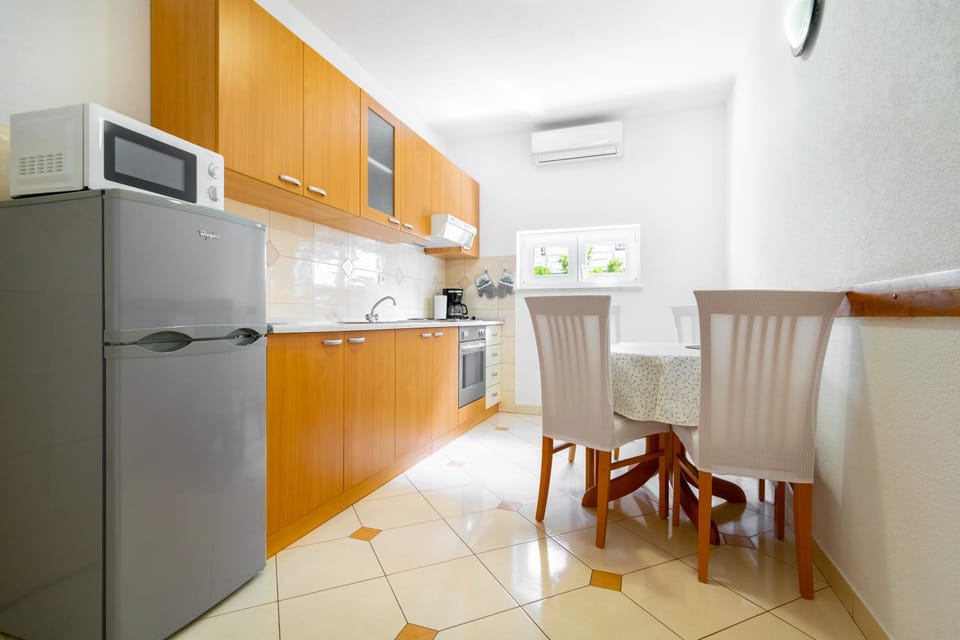 minibar, stove, kitchen, air conditioner