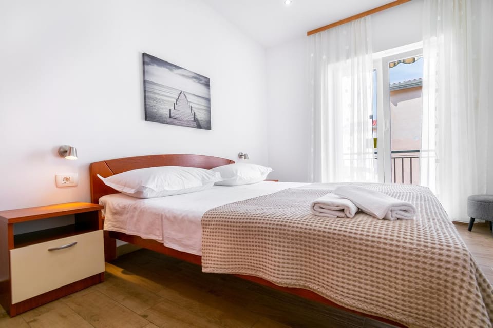 Bedroom, towels, air conditioner
