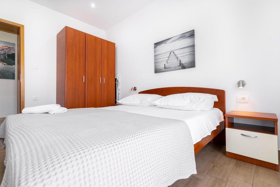 Bedroom, towels, air conditioner