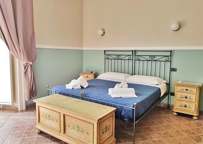 Bed, View (from property/room), Balcony/Terrace, Photo of the whole room, Decorative detail, Bedroom, Pets, Street view, cot