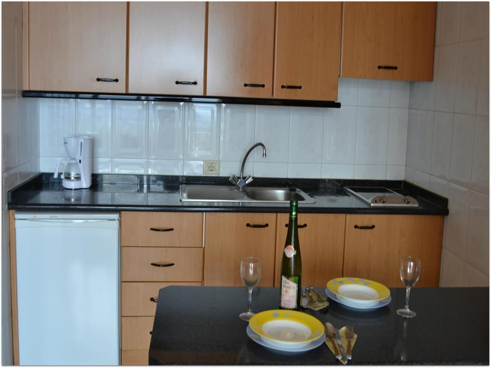 Coffee/tea facilities, Kitchen or kitchenette, minibar, stove