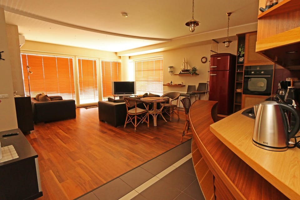 Communal lounge/ TV room, River view, Sea view