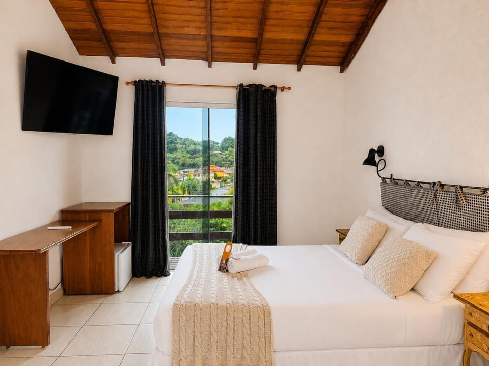Bed, Natural landscape, TV and multimedia, Photo of the whole room, Bedroom