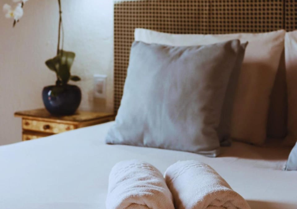 Bed, TV and multimedia, Photo of the whole room, Decorative detail, Floor plan, Bedroom, internet, minibar, oven, towels, wardrobe, air conditioner