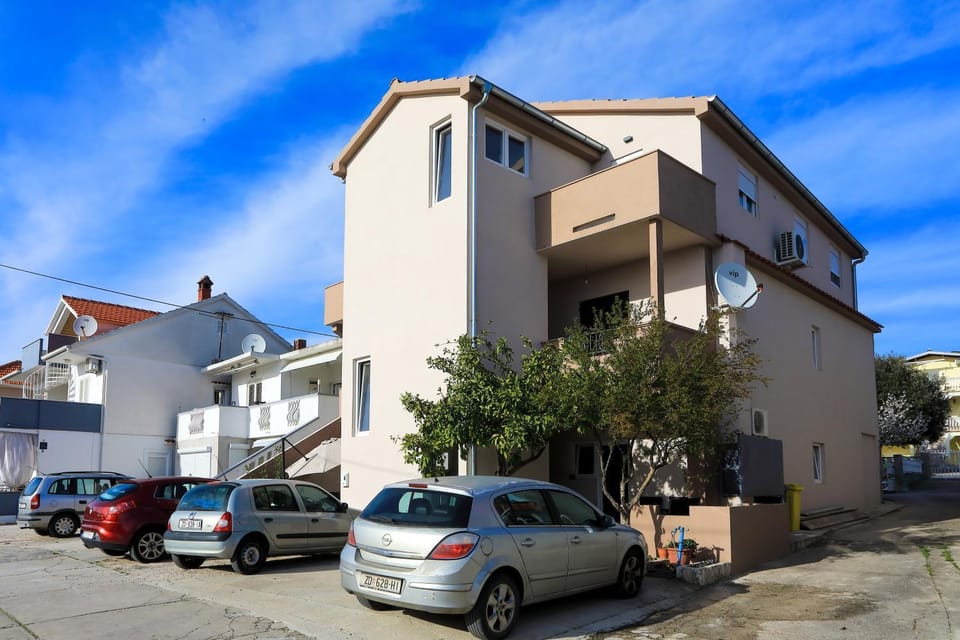 Property building, Neighbourhood, Street view, Location, Parking