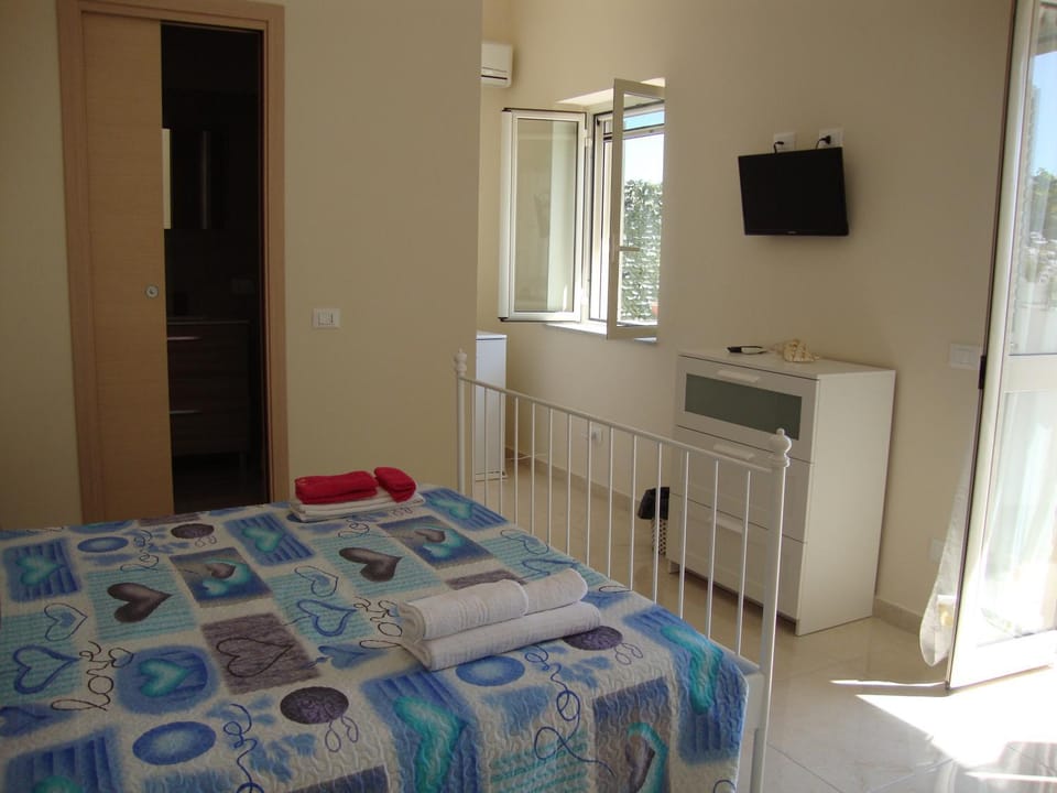 Photo of the whole room, Bedroom