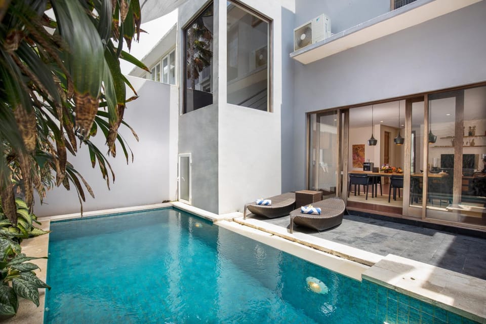 Swimming pool, sunbed